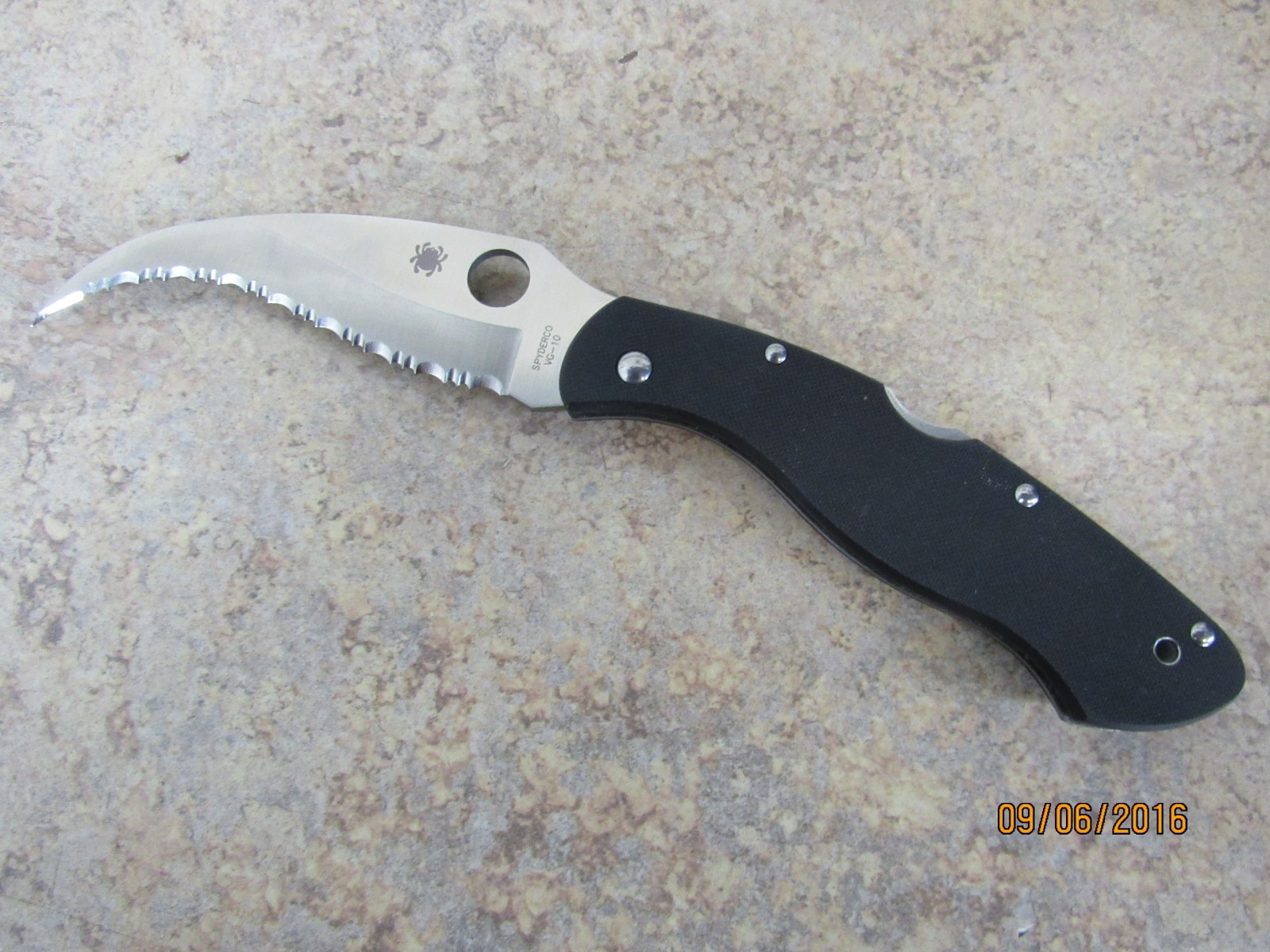 Spyderco Civilian Folding Knife  Serrated VG-10 Black G-10, Seki-City Japan