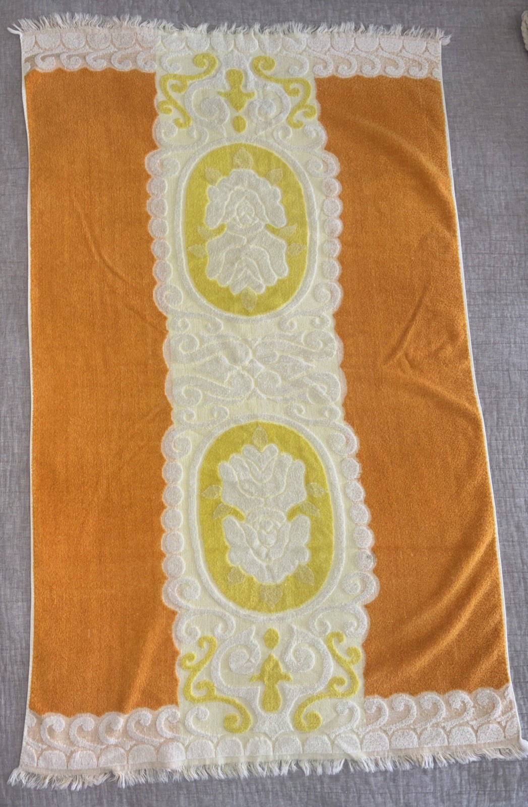 VTG Large SELSA Scalloped Floral Bath Towel Yellow Cream Orange Fringed 48”x 28”