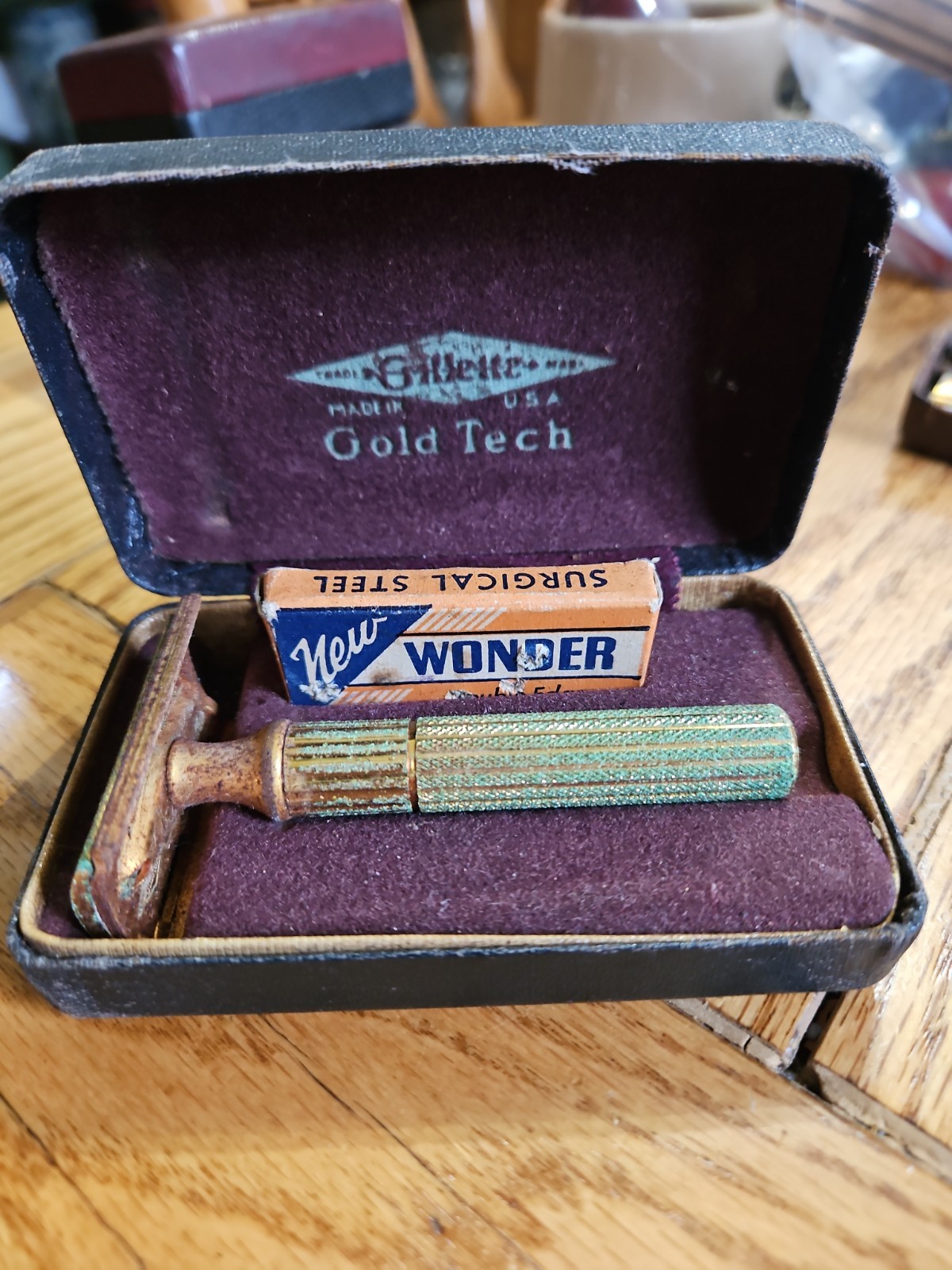 VINTAGE PRE-WAR USA GILLETTE GOLD TECH SAFETY RAZOR, IN ITS ORIGINAL CASE VINTAGE PRE-WAR USA GILLETTE GOLD TECH SAFETY RAZOR, IN ITS ORIGINAL CASE