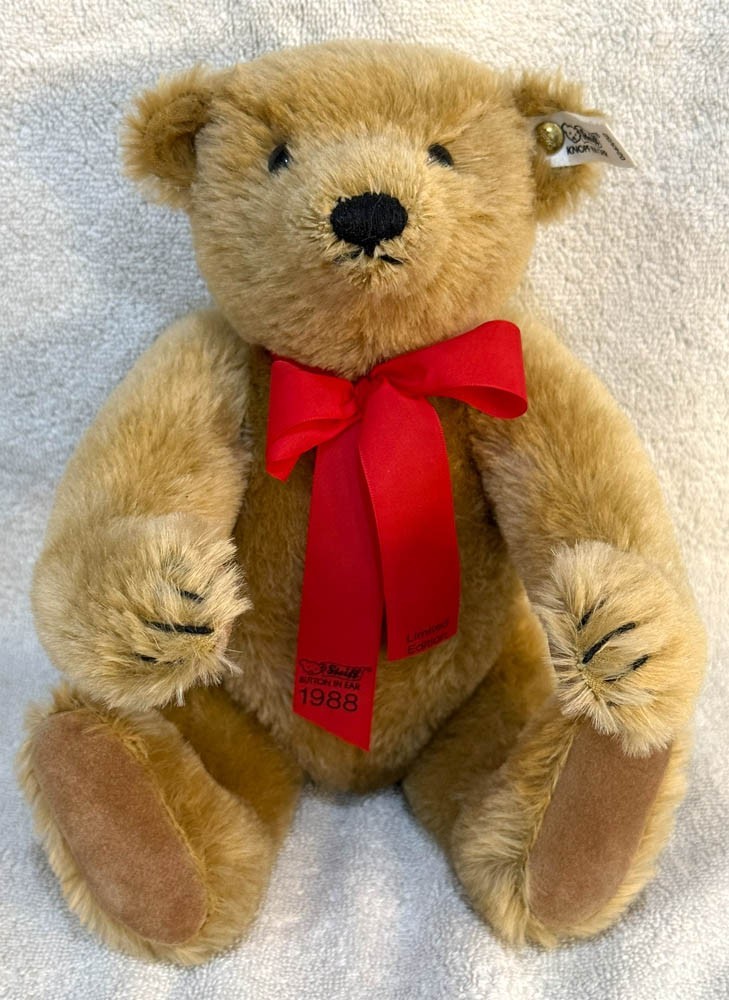 Vintage 1988 Disney Steiff WDW Convention Bear