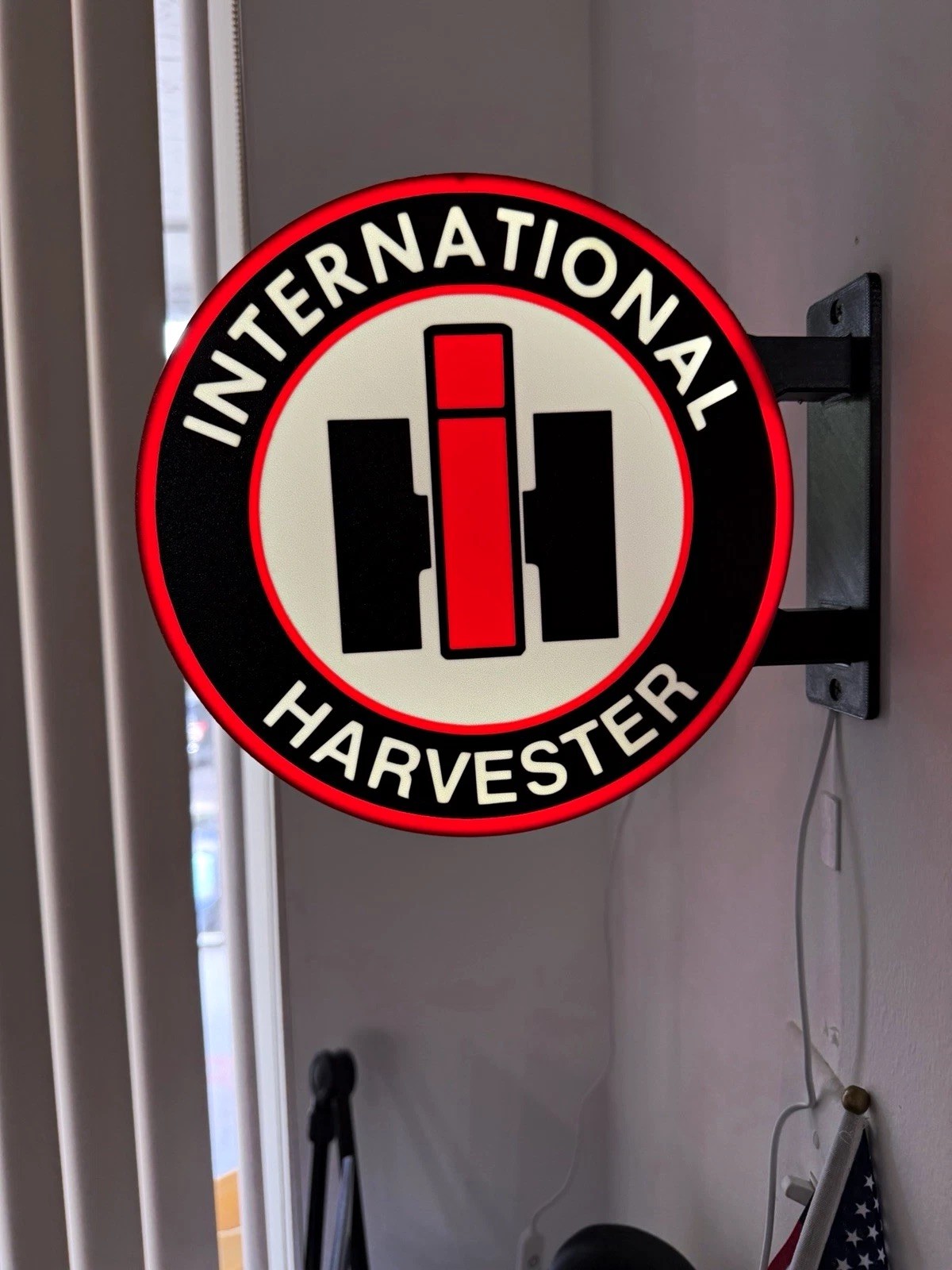 Vintage / Retro-Style International Harvester (IH) LED Light-Up Sign Vintage / Retro-Style International Harvester (IH) LED Light-Up Sign