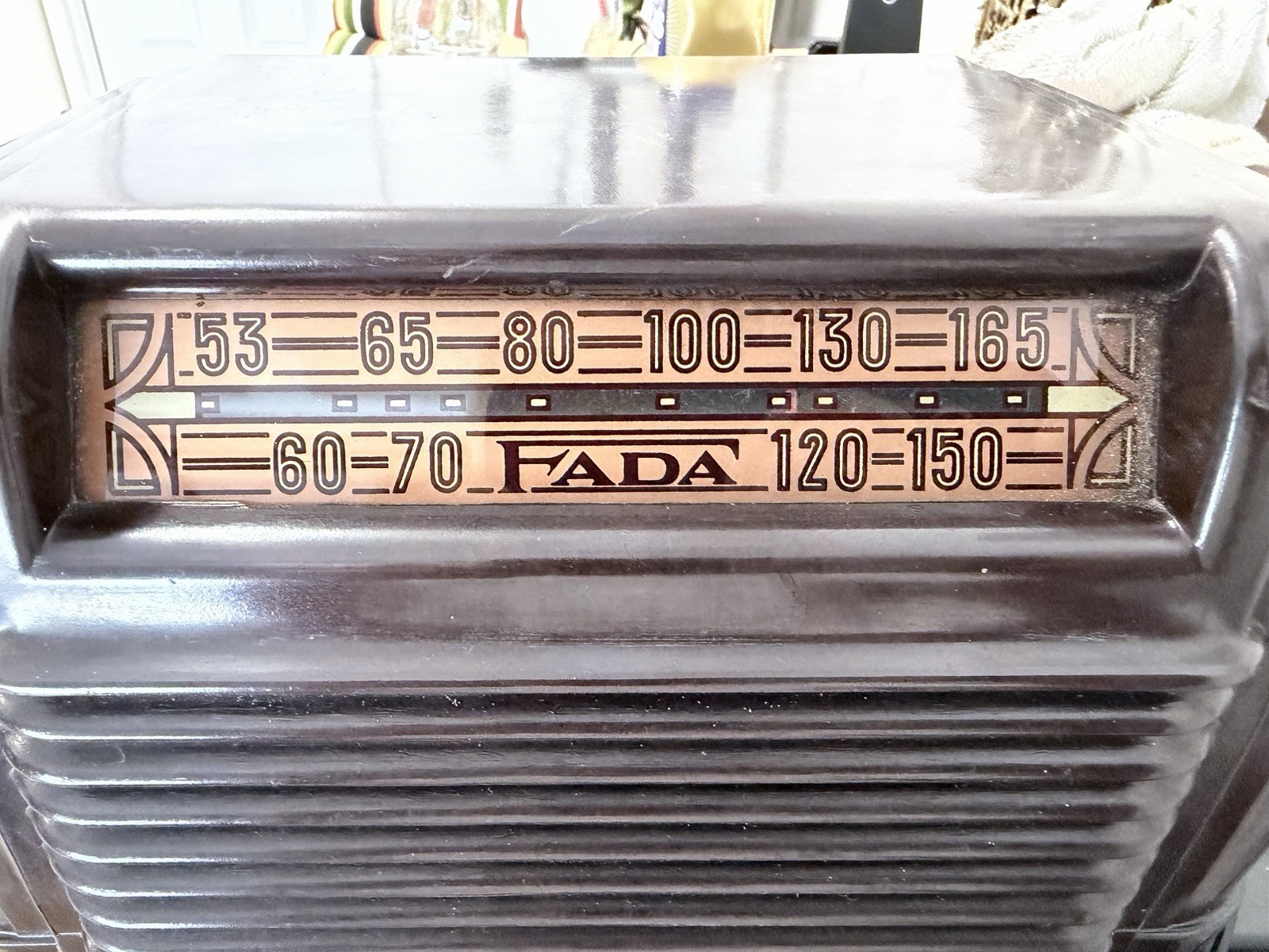 Vintage 1946 FADA Model 605 Bakelite AM Tube Radio Art Deco - Works Small Crack Vintage 1946 FADA Model 605 Bakelite AM Tube Radio Art Deco - Works Small Crack