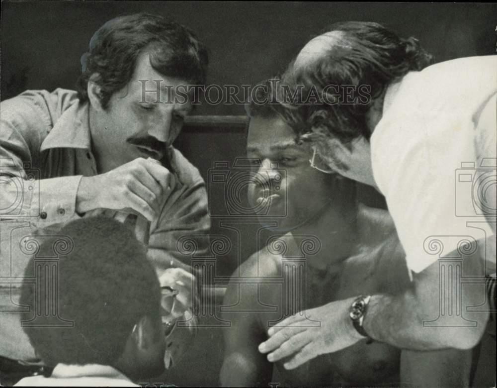 1974 Press Photo Boxer James Scott gets instruction from coach during time out 1974 Press Photo Boxer James Scott gets instruction from coach during time out