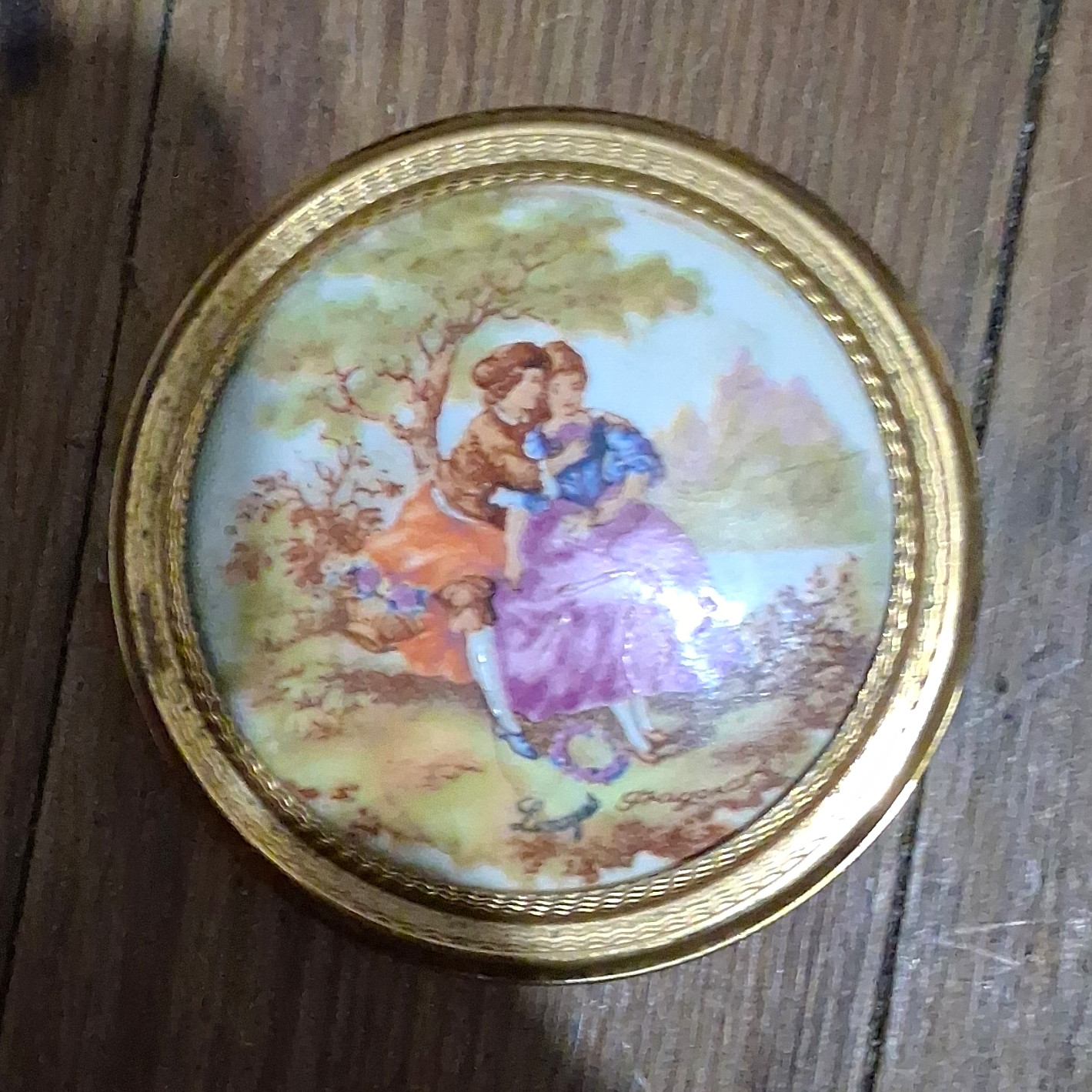 Vintage Round Gold Tone Hinged Cosmetic Compact Mirror Romantic Couple Lid