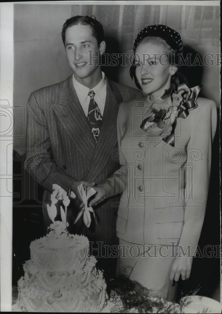 1946 Press Photo Marjorie Bong weds James H Baird - mja09445 1946 Press Photo Marjorie Bong weds James H Baird - mja09445