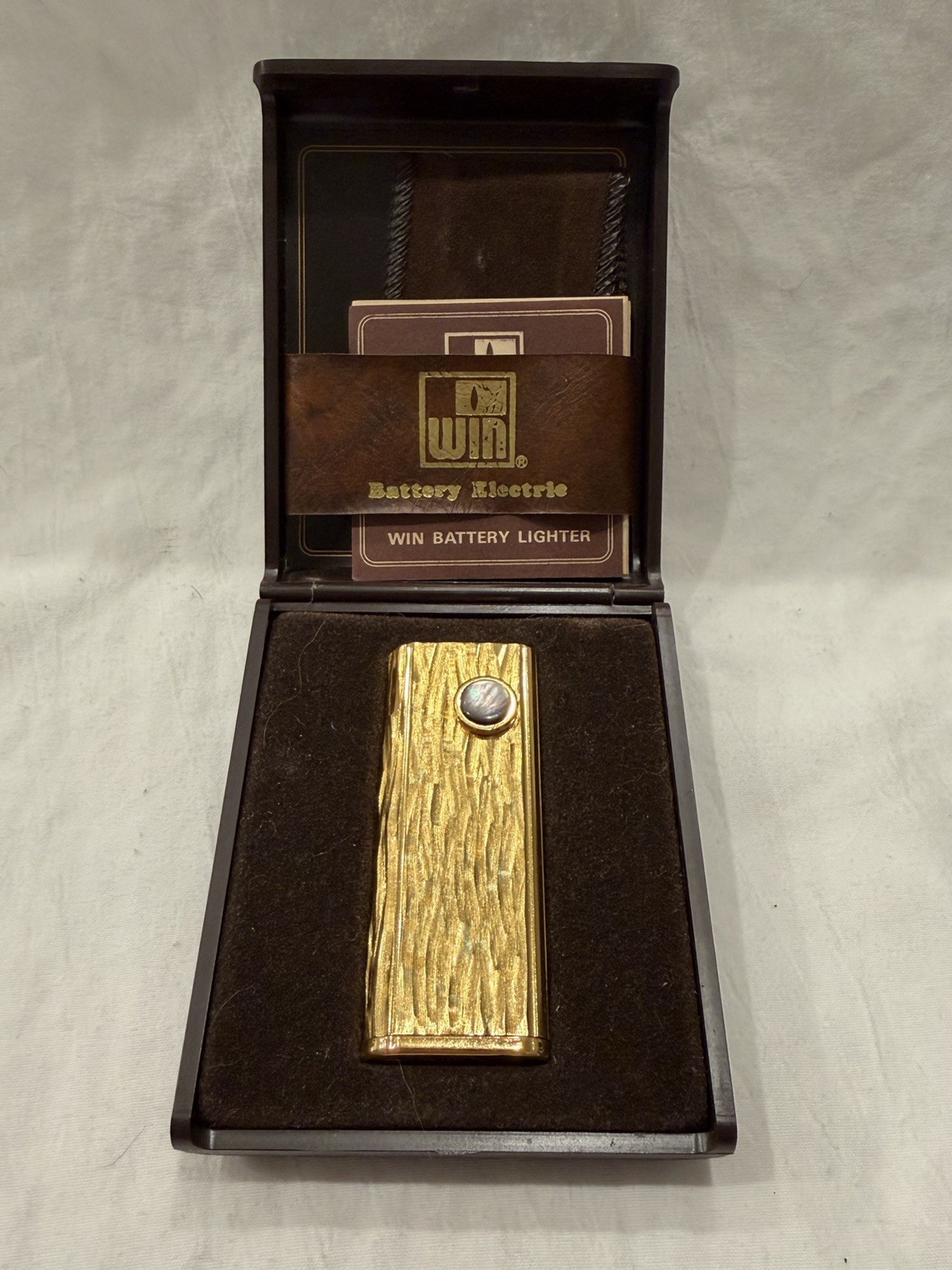 Vintage WIN 8200 Battery Electric Lighter Japan Gold Tone Complete Box Set Vintage WIN 8200 Battery Electric Lighter Japan Gold Tone Complete Box Set