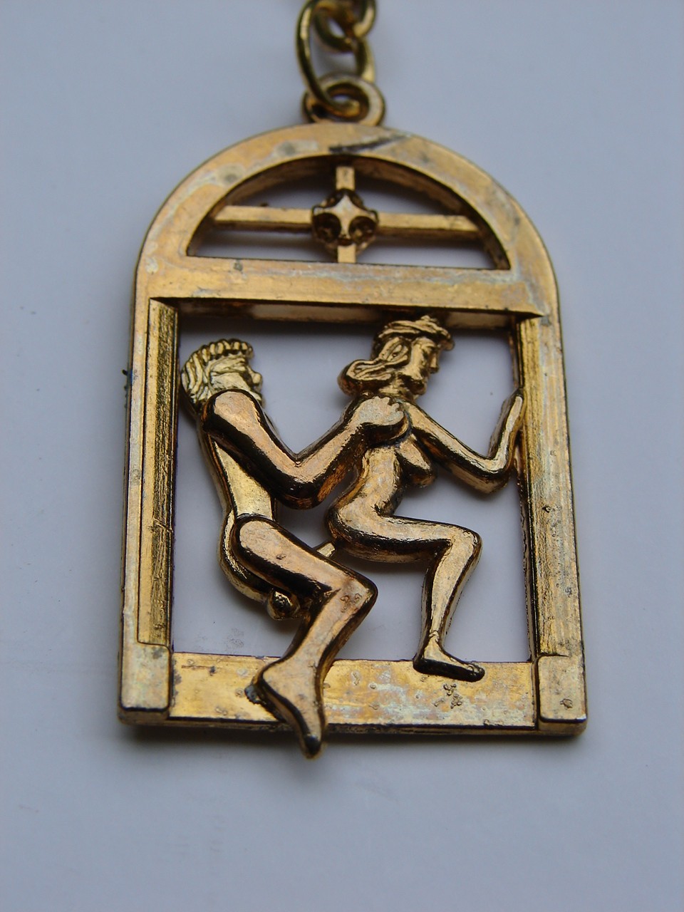 VINTAGE ADULT NAUGHTY GOLD TONE KEYCHAIN MAN WOMAN SEX NOVELTY MOTION