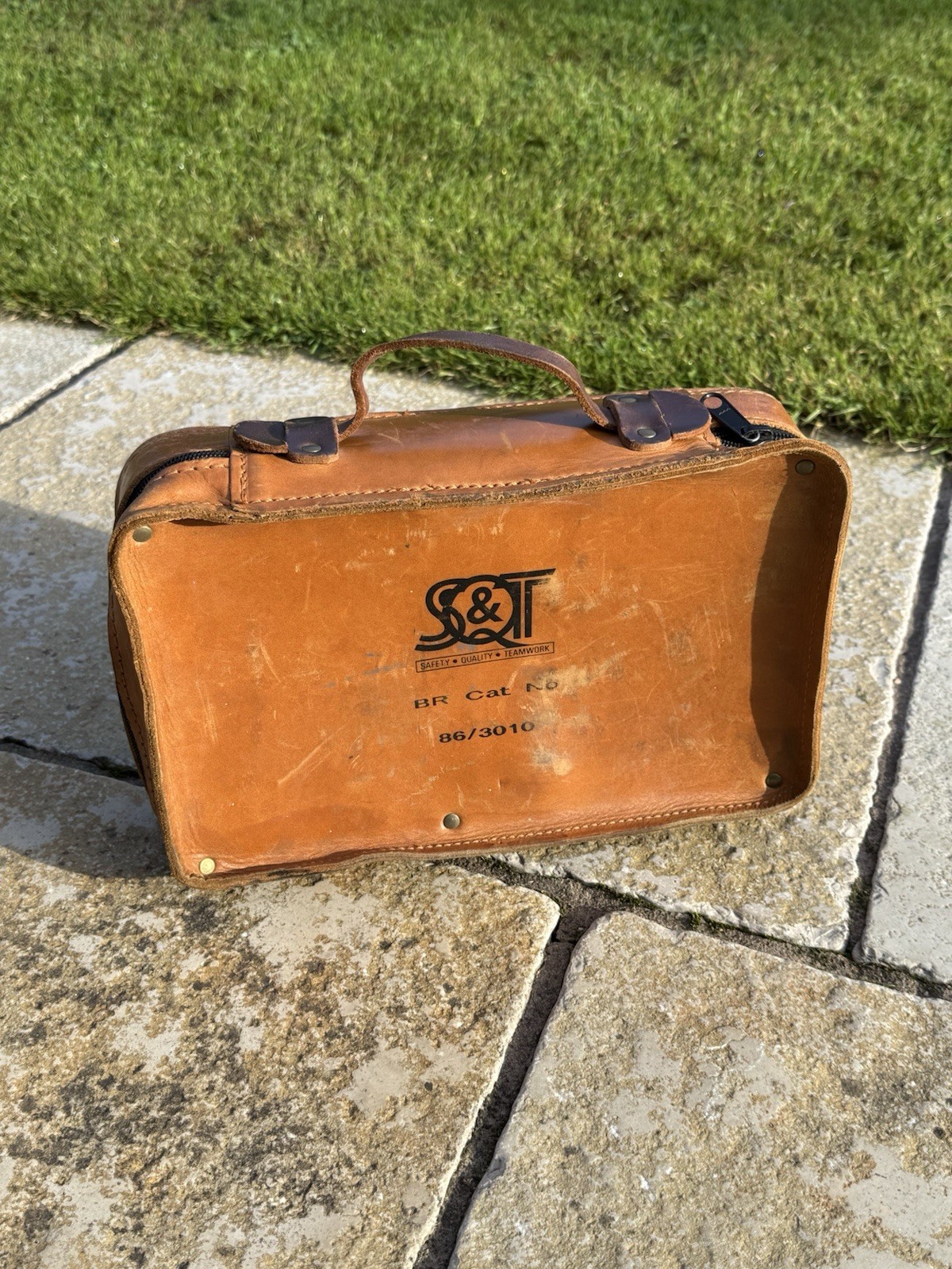 VINTAGE BRITISH RAIL ISSUE ELECTRICIANS LEATHER TOOL CASE BR CAT NO.86/3010 SQ&T VINTAGE BRITISH RAIL ISSUE ELECTRICIANS LEATHER TOOL CASE BR CAT NO.86/3010 SQ&T
