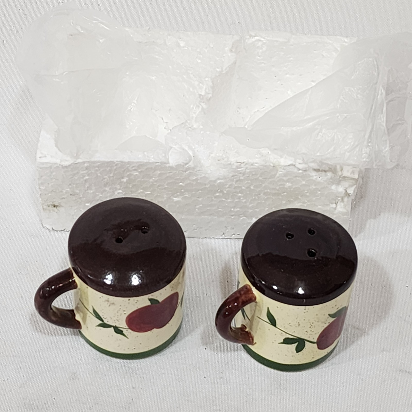 Daxin Apple Ceramic Salt & Pepper Shaker Set Green Brown Red 2 Piece Daxin Apple Ceramic Salt & Pepper Shaker Set Green Brown Red 2 Piece