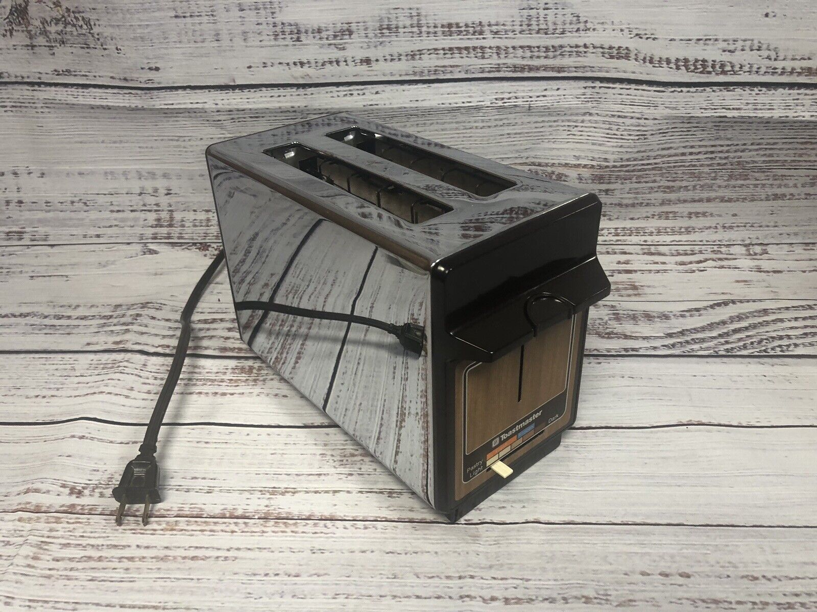 Vintage Toastmaster 2-Slice Pop-Up Bread Toaster Chrome Model B706A, Woodgrain