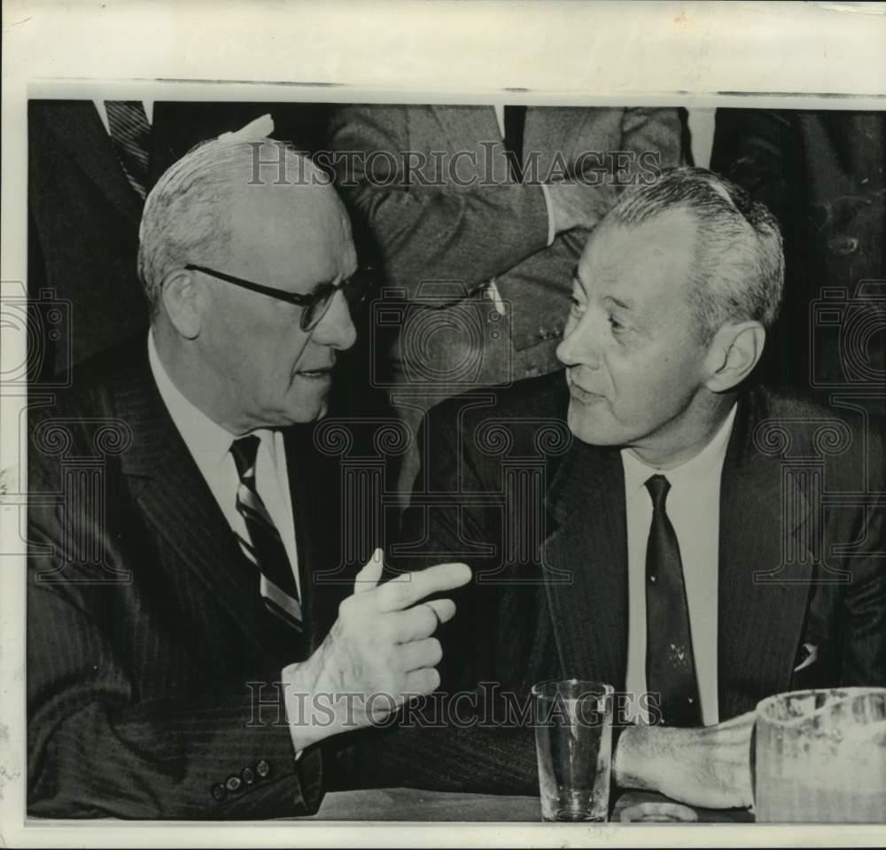 1959 Press Photo George Hallas owner of the Chicago Bears with Austin Gunsel 1959 Press Photo George Hallas owner of the Chicago Bears with Austin Gunsel