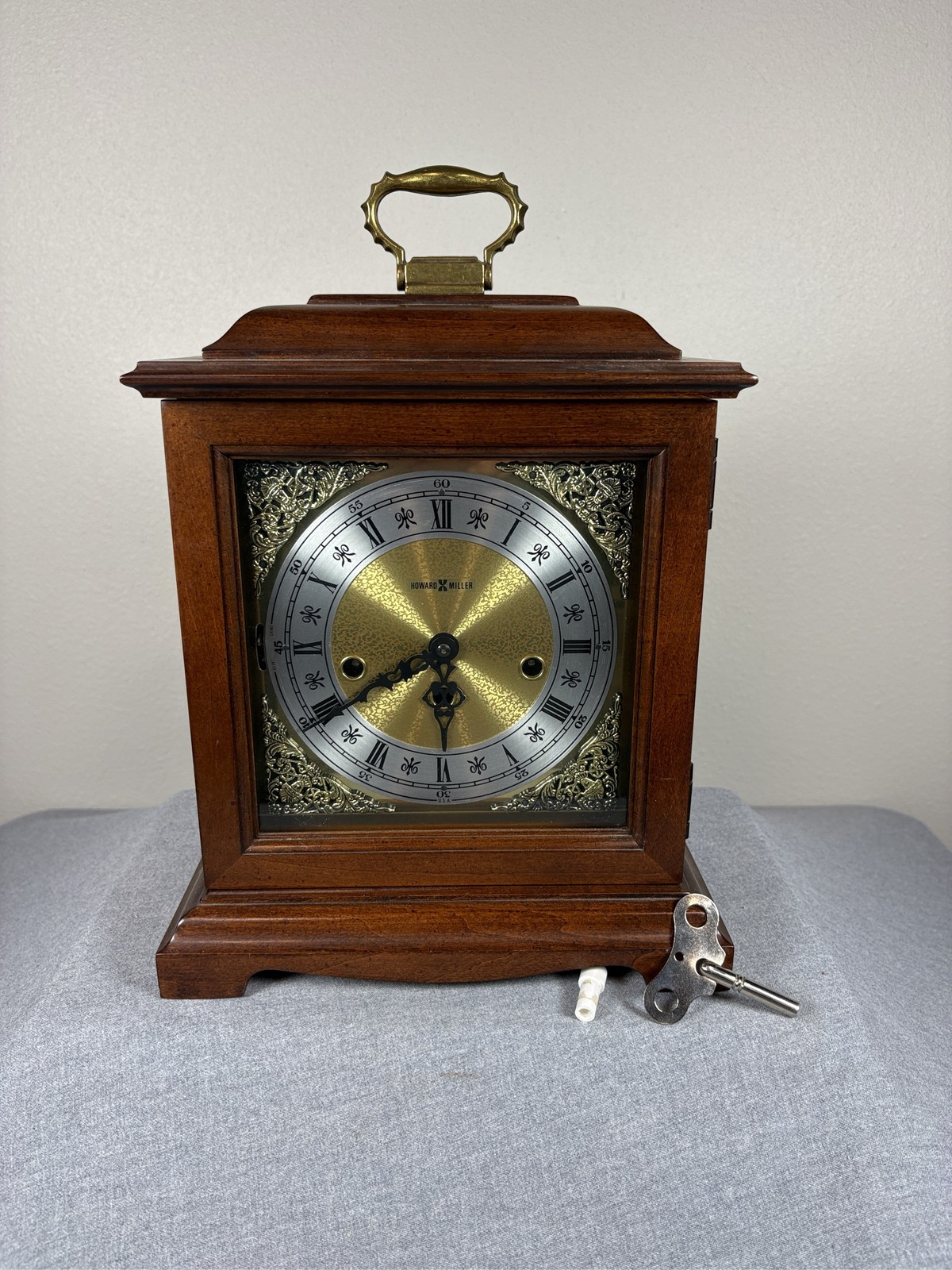 Howard Miller 612-437 Bracket Mantel Clock Westminster Chime Wood Key Wind Howard Miller 612-437 Bracket Mantel Clock Westminster Chime Wood Key Wind