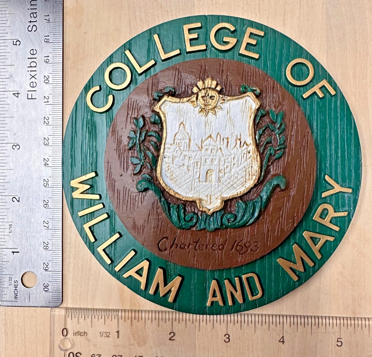 VINTAGE SEAL OF COLLEGE OF WILLIAM AND MARY - RESIN WOOD GRAIN PLAQUE –UNIQUE VINTAGE SEAL OF COLLEGE OF WILLIAM AND MARY - RESIN WOOD GRAIN PLAQUE –UNIQUE