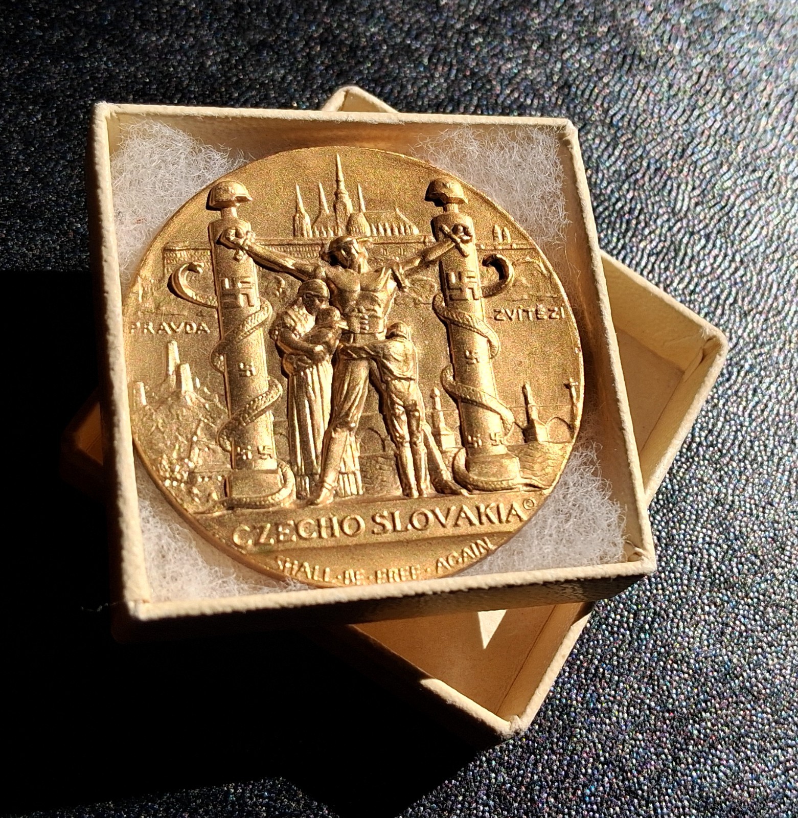 1939 NYWF Czech Medal Gilt Bronze in Original Box w Pavilion Souvenir Bag MS65
