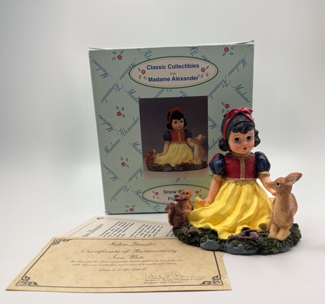 Madame Alexander Snow White Figurine 90425 Circa 1999 Original Box and COA Madame Alexander Snow White Figurine 90425 Circa 1999 Original Box and COA
