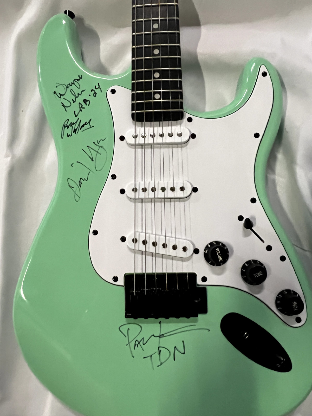 THREE DOG NIGHT / LITTLE RIVER BAND - Signed Autographed Guitar THREE DOG NIGHT / LITTLE RIVER BAND - Signed Autographed Guitar