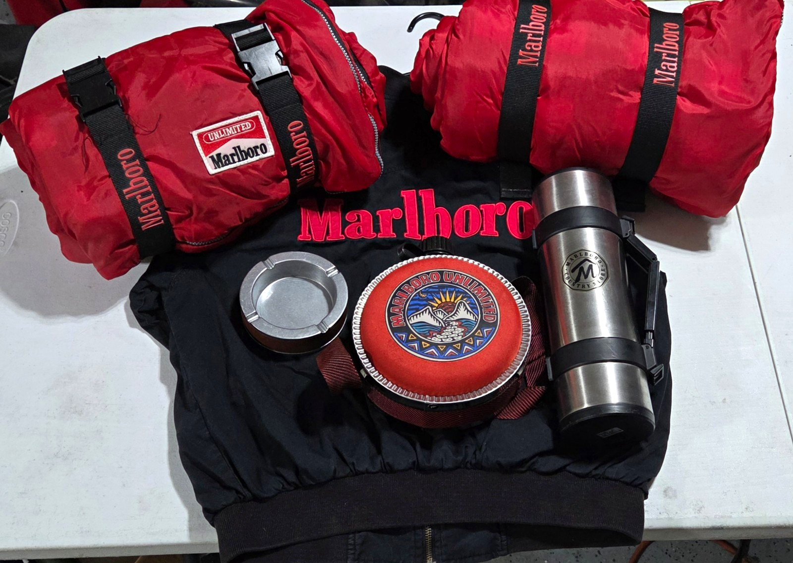 Marlboro Gear M. Reversible Jacket 2 Sleeping Bags Ashtray Thermos Canteen Marlboro Gear M. Reversible Jacket 2 Sleeping Bags Ashtray Thermos Canteen