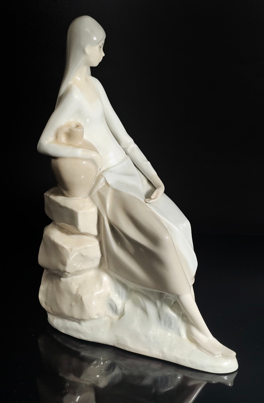 Nao By Lladro Seated Woman with Pot Figurine | READ DESCRIPTION | Spain