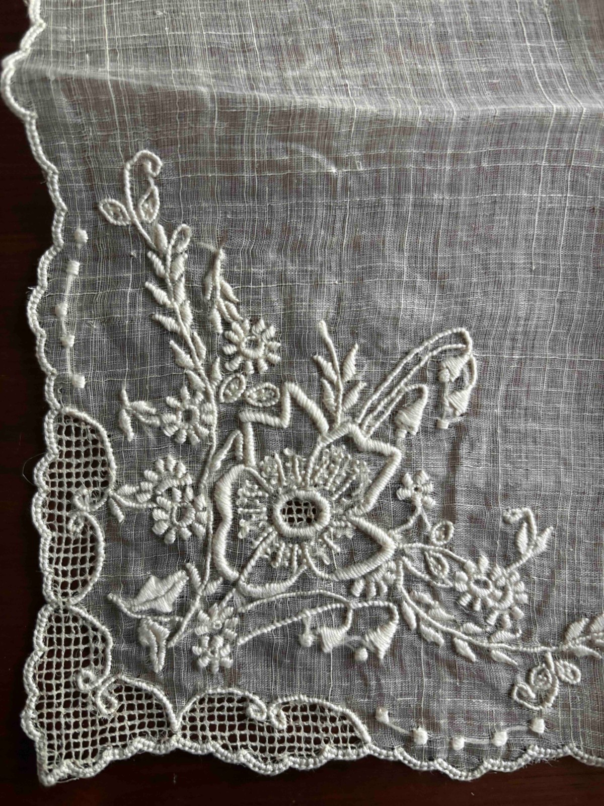 Vintage Madeira Style Linen Handkerchief Whitework Embroidery Lace Edge 9 x 9.5