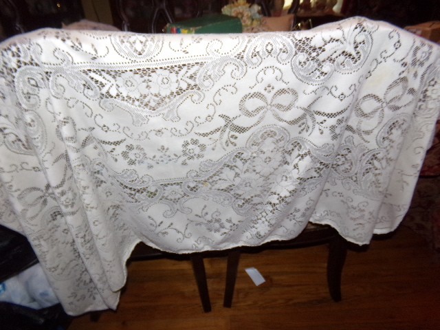 VINTAGE QUAKER LACE TABLECLOTH 58X72 FLORAL DESIGN RIBBONS FLORAL OFF WHITE VINTAGE QUAKER LACE TABLECLOTH 58X72 FLORAL DESIGN RIBBONS FLORAL OFF WHITE