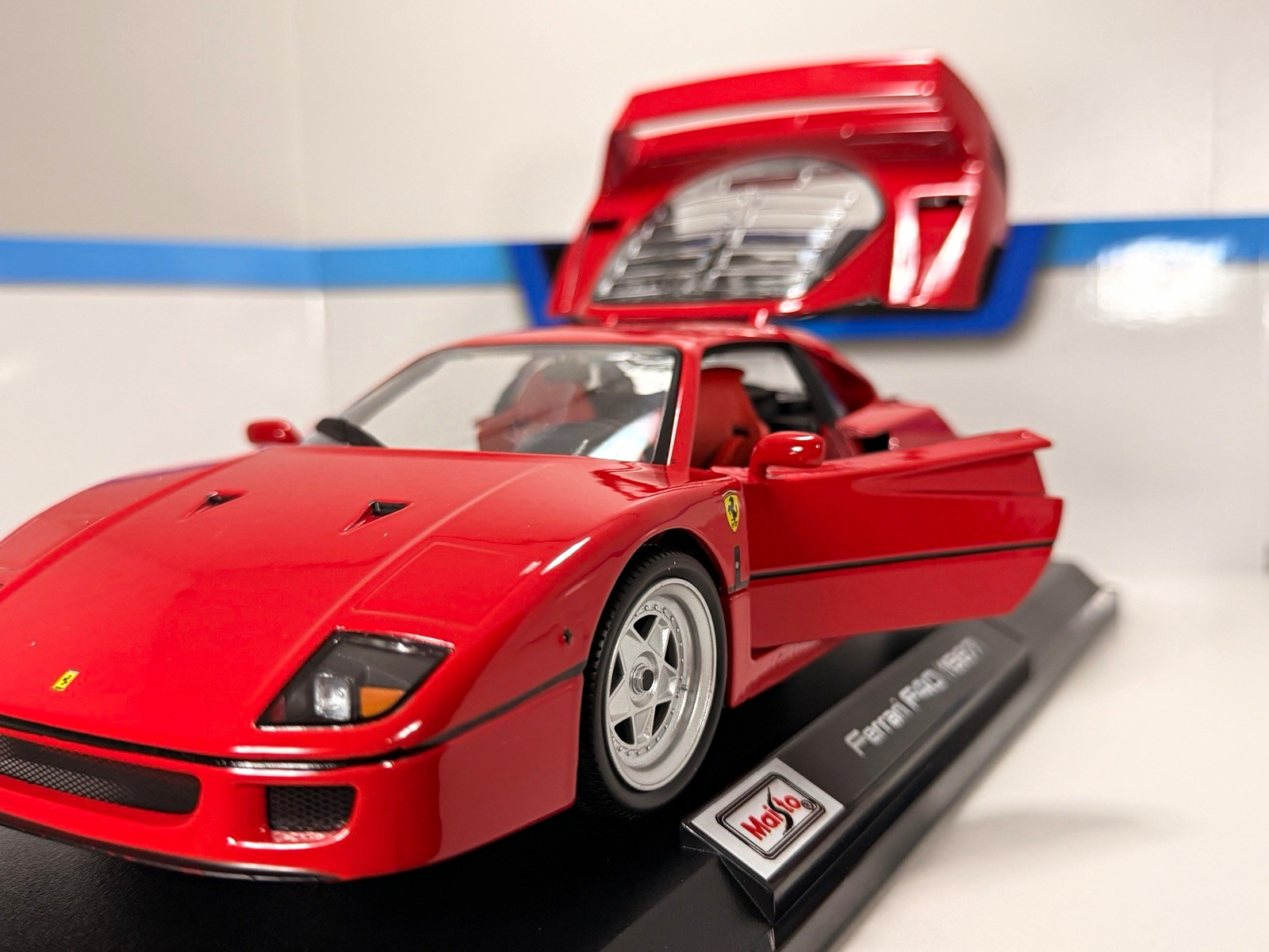 Maisto Ferrari F40 1987 Collectible Diecast Model Car 1:18 Maisto Ferrari F40 1987 Collectible Diecast Model Car 1:18