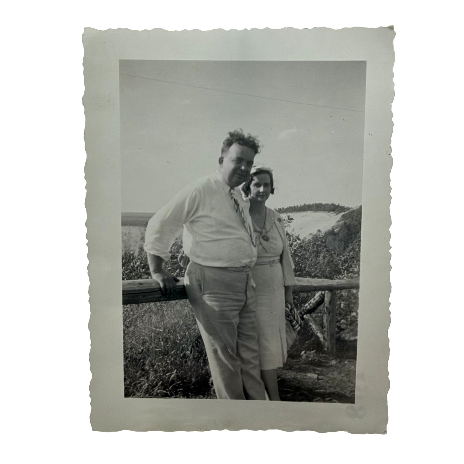 Vintage 1925-49 Couple Scenic Overlook Photo 3x4 B&W Gelatin Orig Scalloped