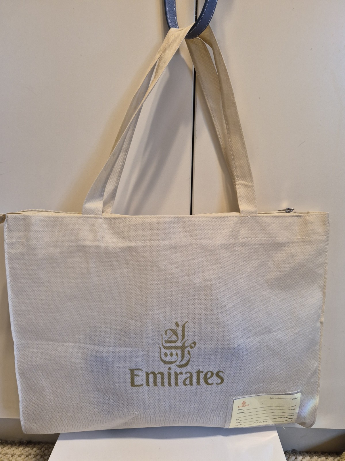 New Set Of 2 Emirates Airlines First Class Off White Cloth Travel Zip Tote Bags New Set Of 2 Emirates Airlines First Class Off White Cloth Travel Zip Tote Bags
