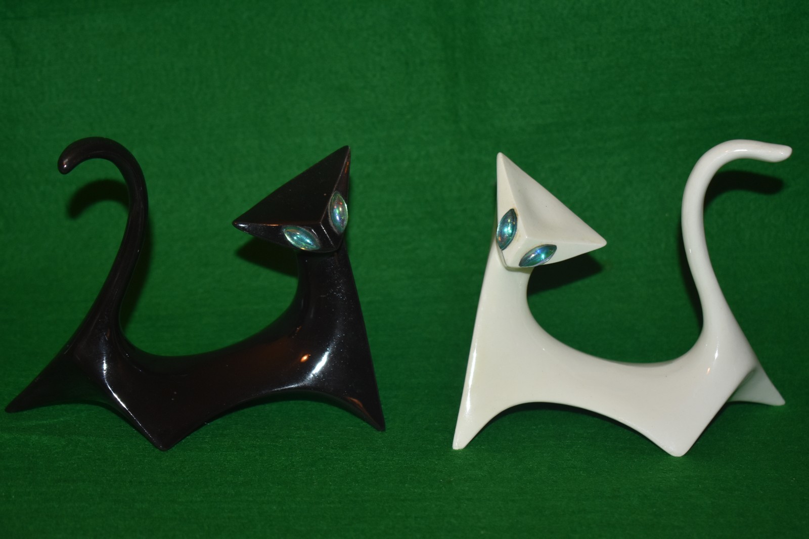 2 MCM CUBIST ART DECO CAT FIGURINES - JEWEL EYES - 1 BLACK, 1 WHITE 2 MCM CUBIST ART DECO CAT FIGURINES - JEWEL EYES - 1 BLACK, 1 WHITE