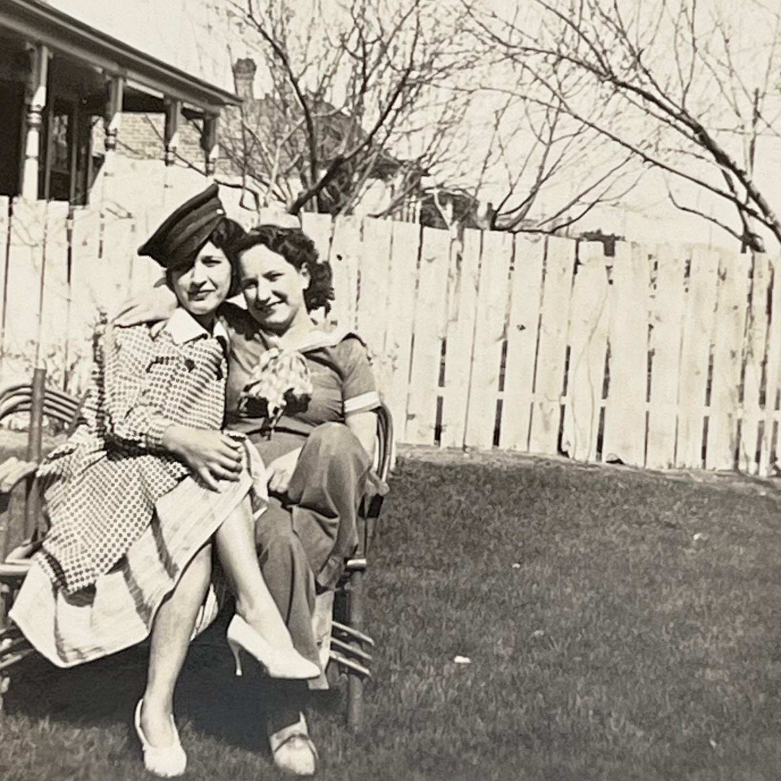 1940s Two Pretty Affectionate Women Sweethearts Lesbian Interest Vintage Photo