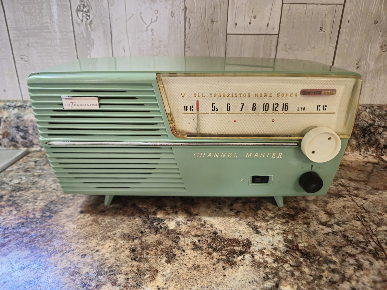 Vintage Tea Green Channel Master Model 6511 Transistor Tabletop Radio MCM Vintage Tea Green Channel Master Model 6511 Transistor Tabletop Radio MCM