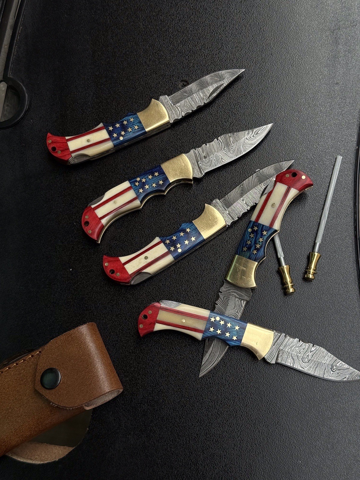 LOT OF 20 HANDMADE AMERICAN FLAG EDC FOLDINGS KNIVES WITH LEATHER SHEATHS LOT OF 20 HANDMADE AMERICAN FLAG EDC FOLDINGS KNIVES WITH LEATHER SHEATHS