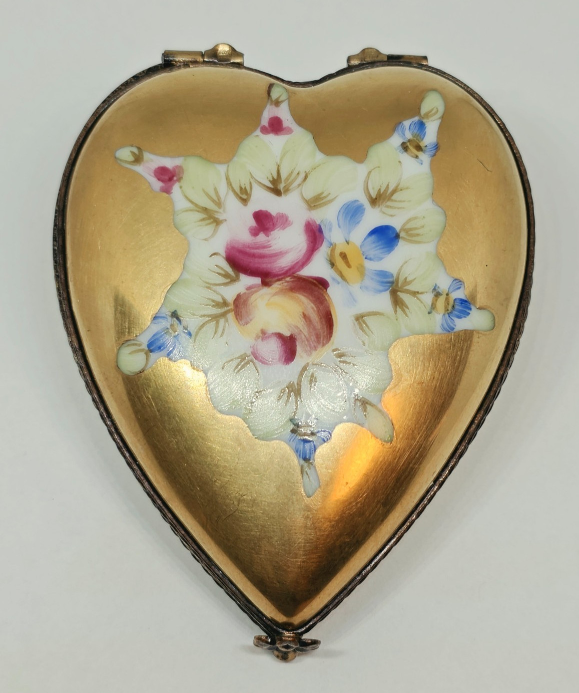 LIMOGES FRANCE BOX ~ CHAMART ~ VINTAGE FLAT GOLD HEART & PINK ROSES ~ PEINT MAIN LIMOGES FRANCE BOX ~ CHAMART ~ VINTAGE FLAT GOLD HEART & PINK ROSES ~ PEINT MAIN