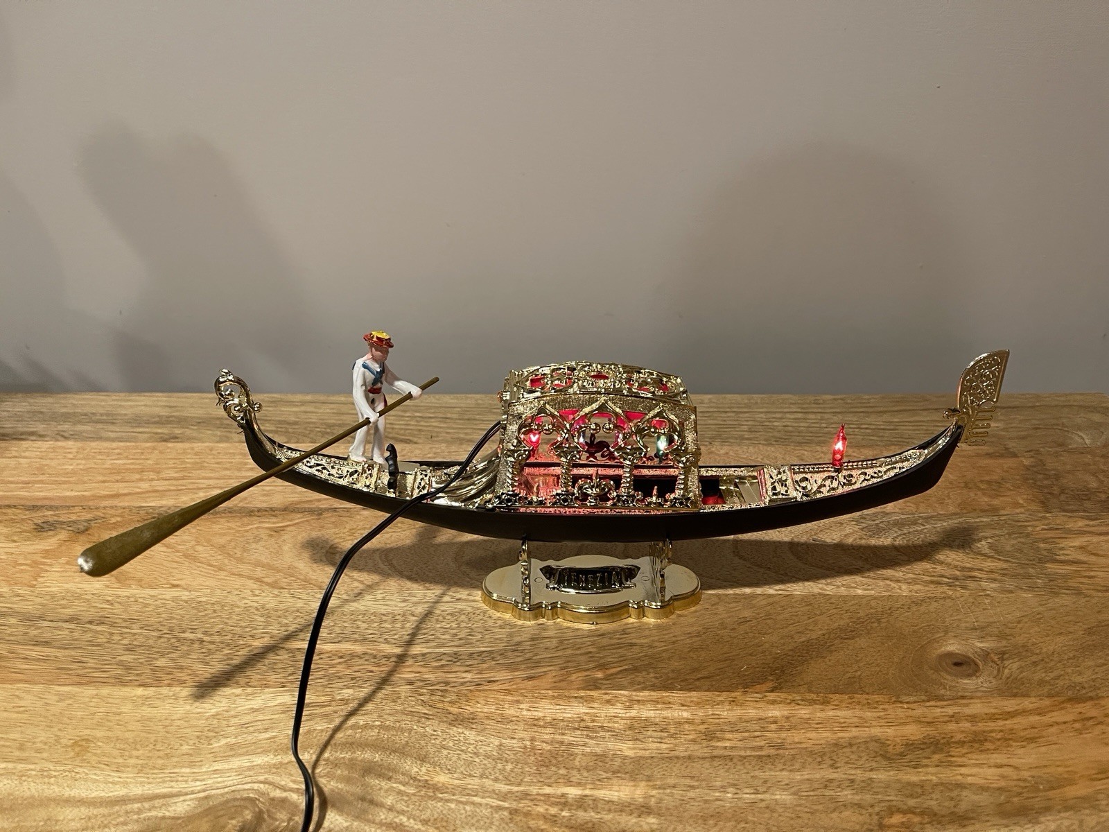 VINTAGE VENEZIA GONDOLA W/GONDOLIER  ITALY SOUVENIER ORIGINAL PACKAGING