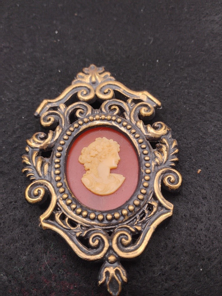 Vintage Framed Arabesque Cameo Plaque Beautiful Vintage Condition Vintage Framed Arabesque Cameo Plaque Beautiful Vintage Condition