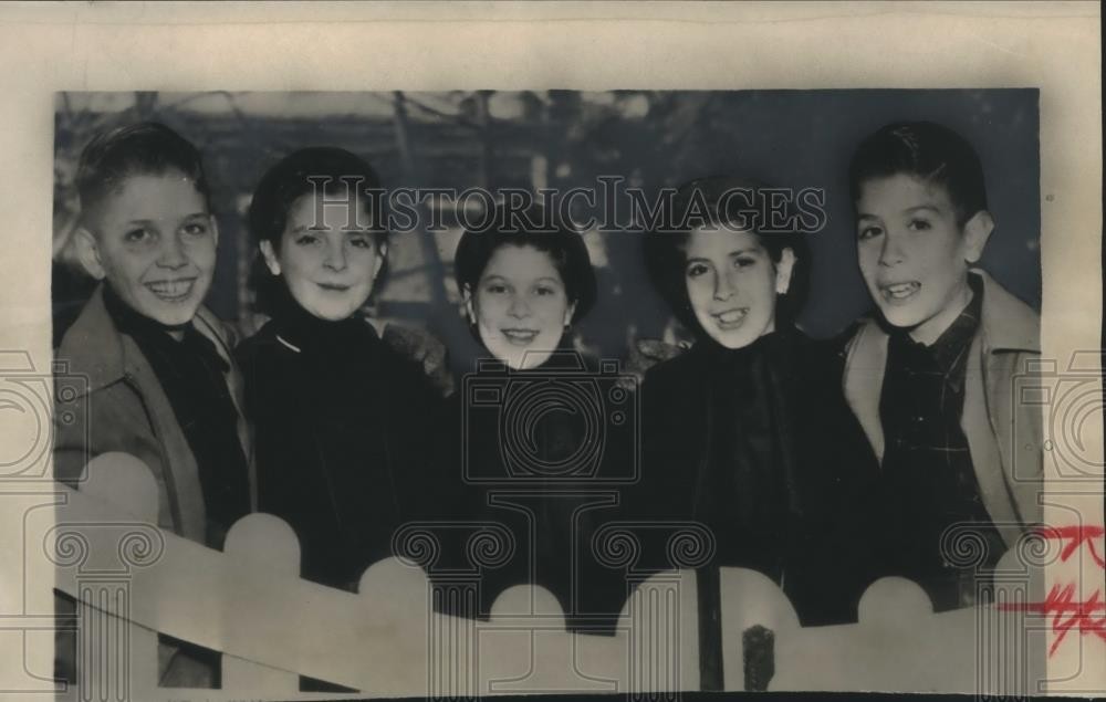 1953 Press Photo Buenos Aires, Argentina-The Diligenti quints 10, in the garden 1953 Press Photo Buenos Aires, Argentina-The Diligenti quints 10, in the garden