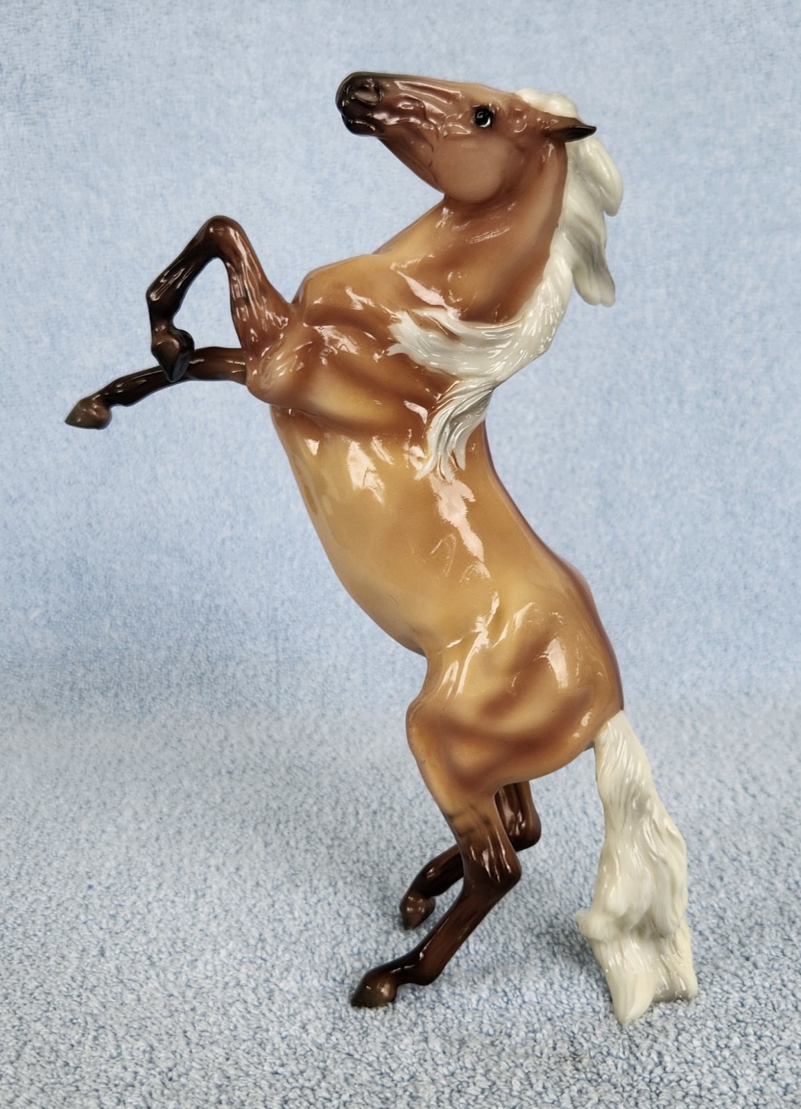 Breyer 2020 Web SR Classic Rearing Mustang Glossy Dunalino \ Breyer 2020 Web SR Classic Rearing Mustang Glossy Dunalino \
