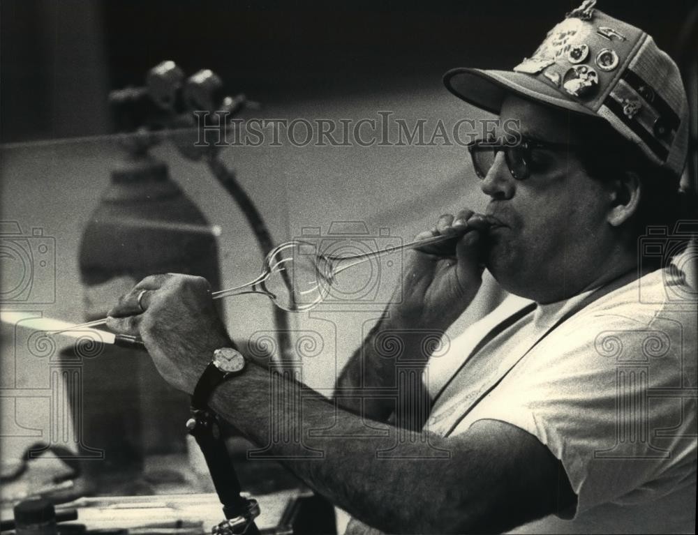 1988 Press Photo Glass blower Roger Mai at artist event in Glendale Wisconsin 1988 Press Photo Glass blower Roger Mai at artist event in Glendale Wisconsin