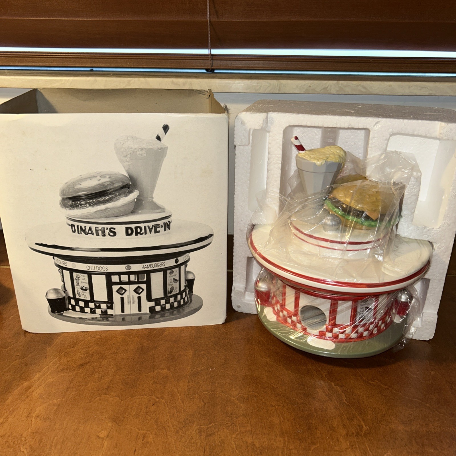 Department 56 – The Original Snow Village – Dinah's Drive-In – 1998 Department 56 – The Original Snow Village – Dinah's Drive-In – 1998
