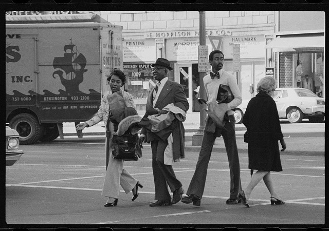 Photo:Washington D.C. 1974 Affluent Black Pedestrians Crossing Street