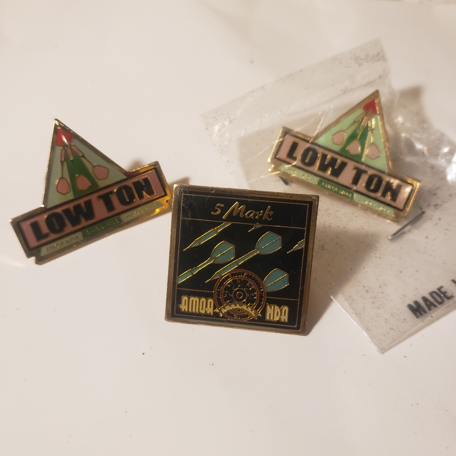 ViINTAGE AMOA- NATIONAL DART ASSOC. LAPEL PIN- GOOD DARTS