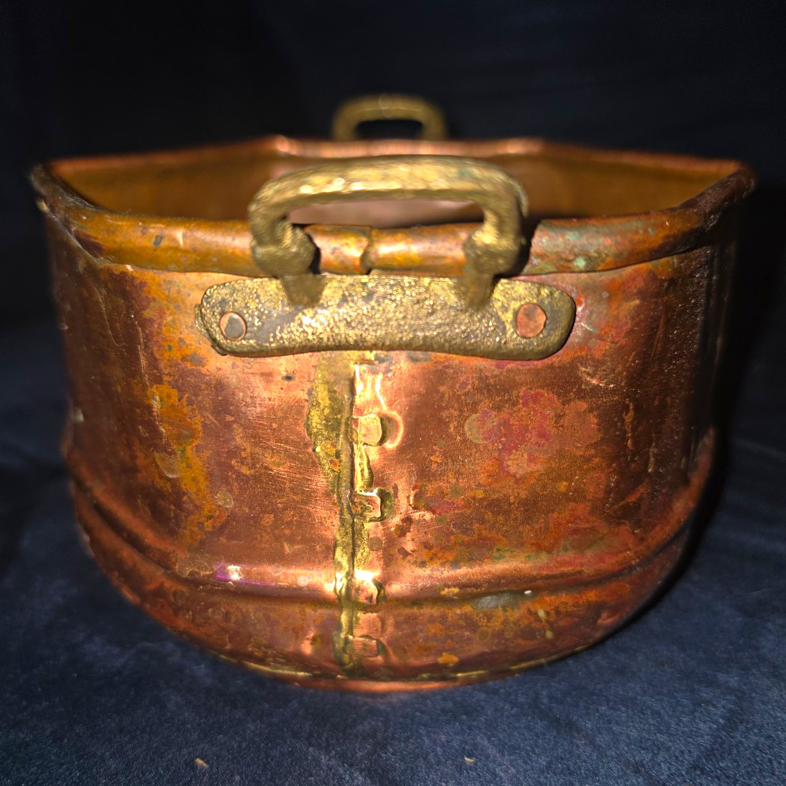 Antique 19thC Copper Pot Hand Hammered Double Dovetail Cramp Seam Brass Handles Antique 19thC Copper Pot Hand Hammered Double Dovetail Cramp Seam Brass Handles