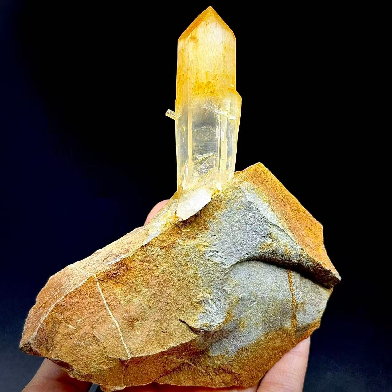 271g Natural Complete mango quartz is based on rock mineral specimen/Columbia