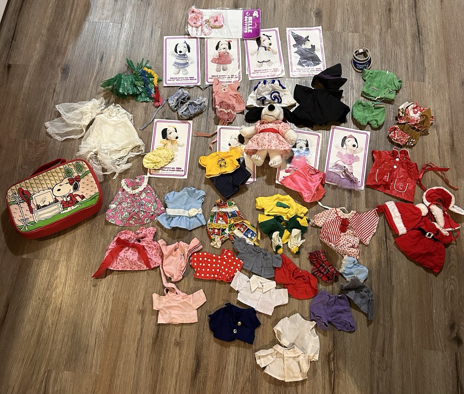 Belle From Snoopy With A Lot Of Clothing And A Case. Vintage Super Cute 1958-68