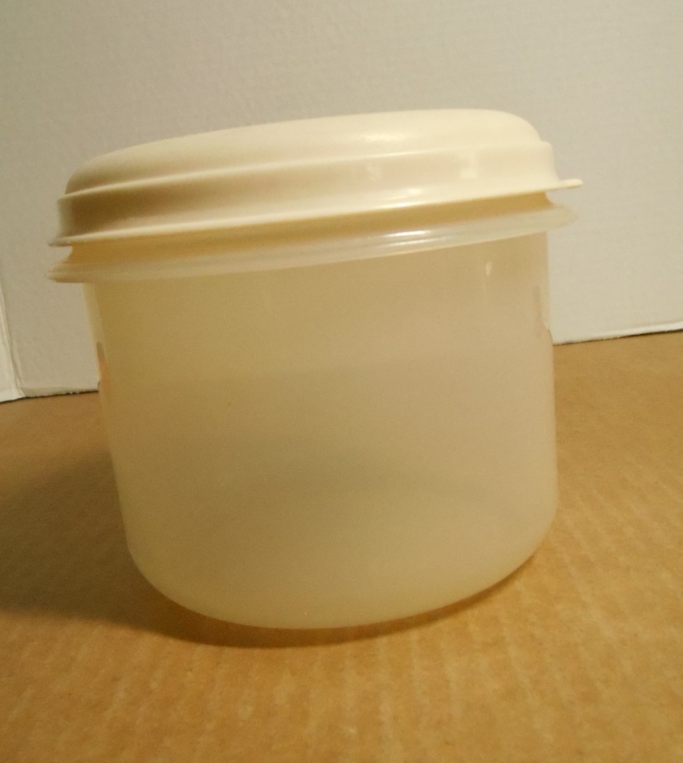 Rubbermaid Servin Saver 6 Cup #8 Round Storage Container Almond Lid G46