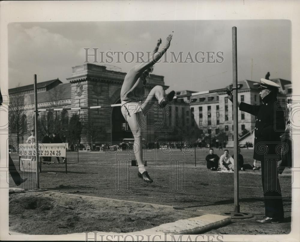 1940 Press Photo Al Blozis shot putter tries high jum at Georgetown U 1940 Press Photo Al Blozis shot putter tries high jum at Georgetown U