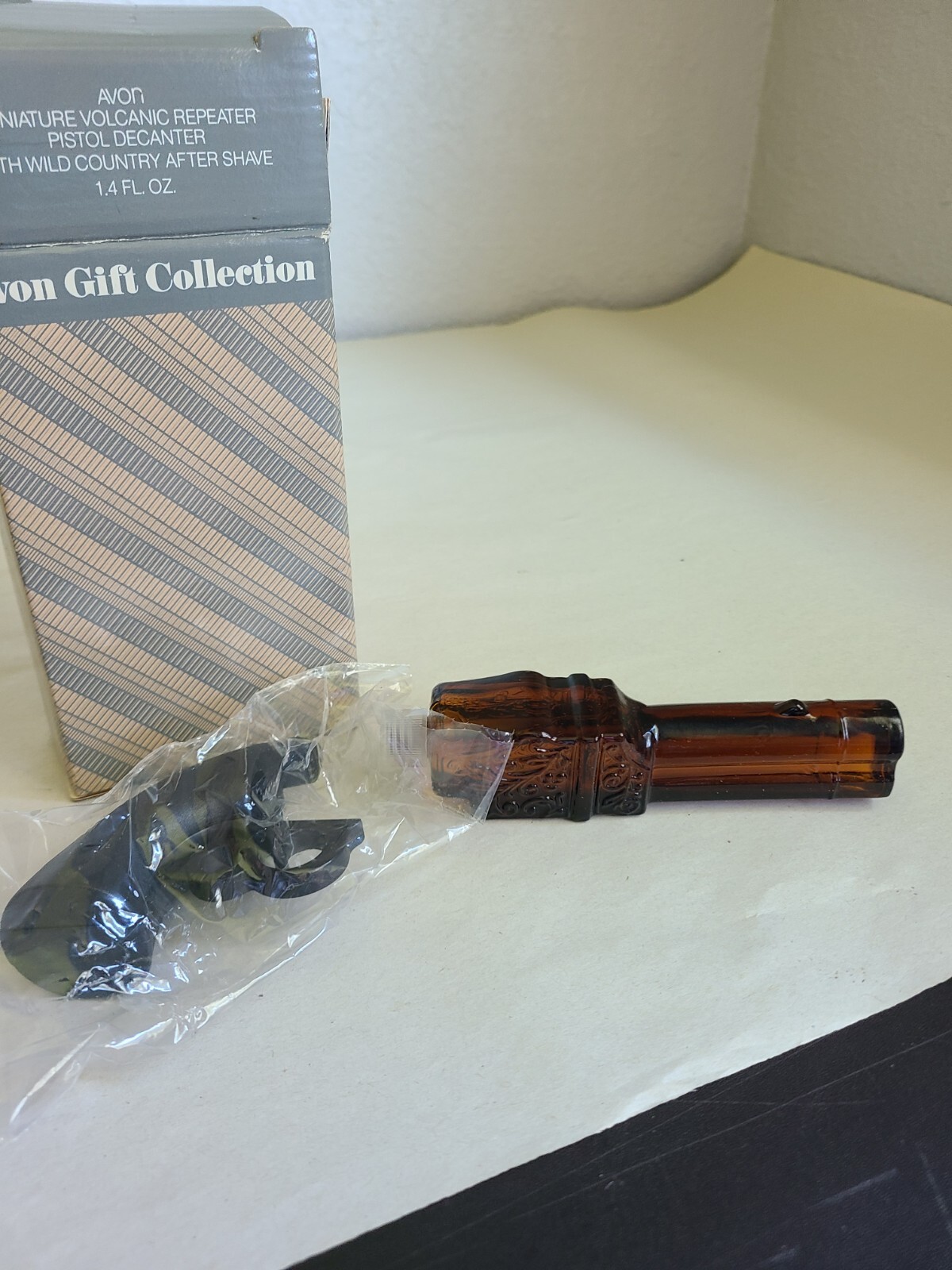 AVON -MINIATURE VOLCANIC REPEATER PISTOL DECANTER - Full - 1986 - WILD COUNTRY AVON -MINIATURE VOLCANIC REPEATER PISTOL DECANTER - Full - 1986 - WILD COUNTRY