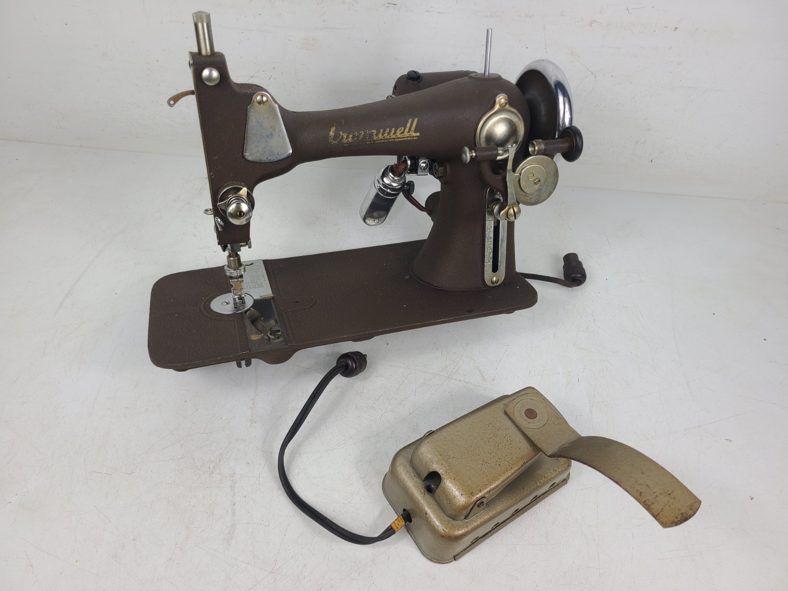 Vintage Cromwell Sewing Machine w Case With Foot Pedal (TESTED)
