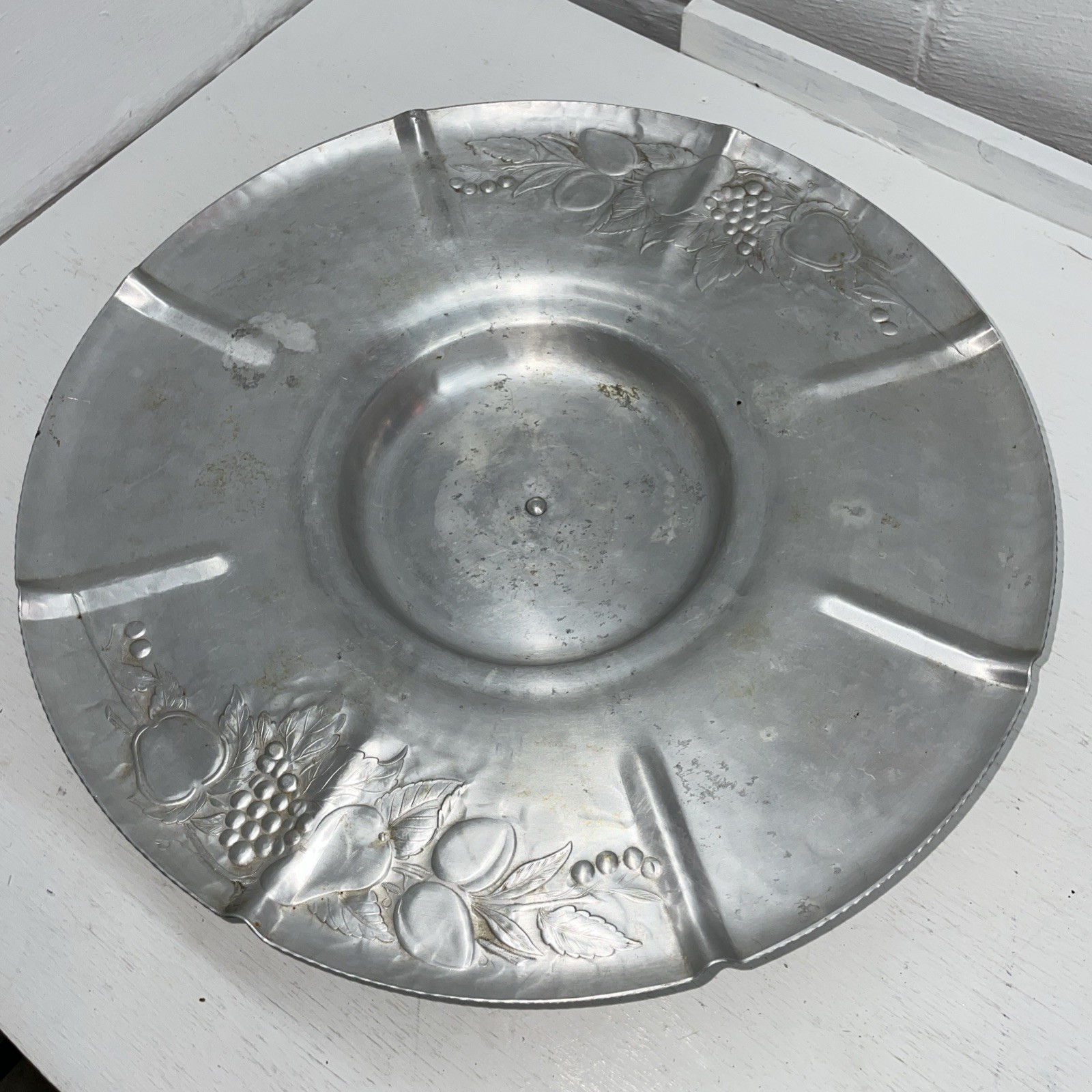EVERLAST FORGED ALUMINUM LAZY SUSAN APPROX 17.75” DIA 4.75 TALL APPLE/GRAPE/PEAR EVERLAST FORGED ALUMINUM LAZY SUSAN APPROX 17.75” DIA 4.75 TALL APPLE/GRAPE/PEAR