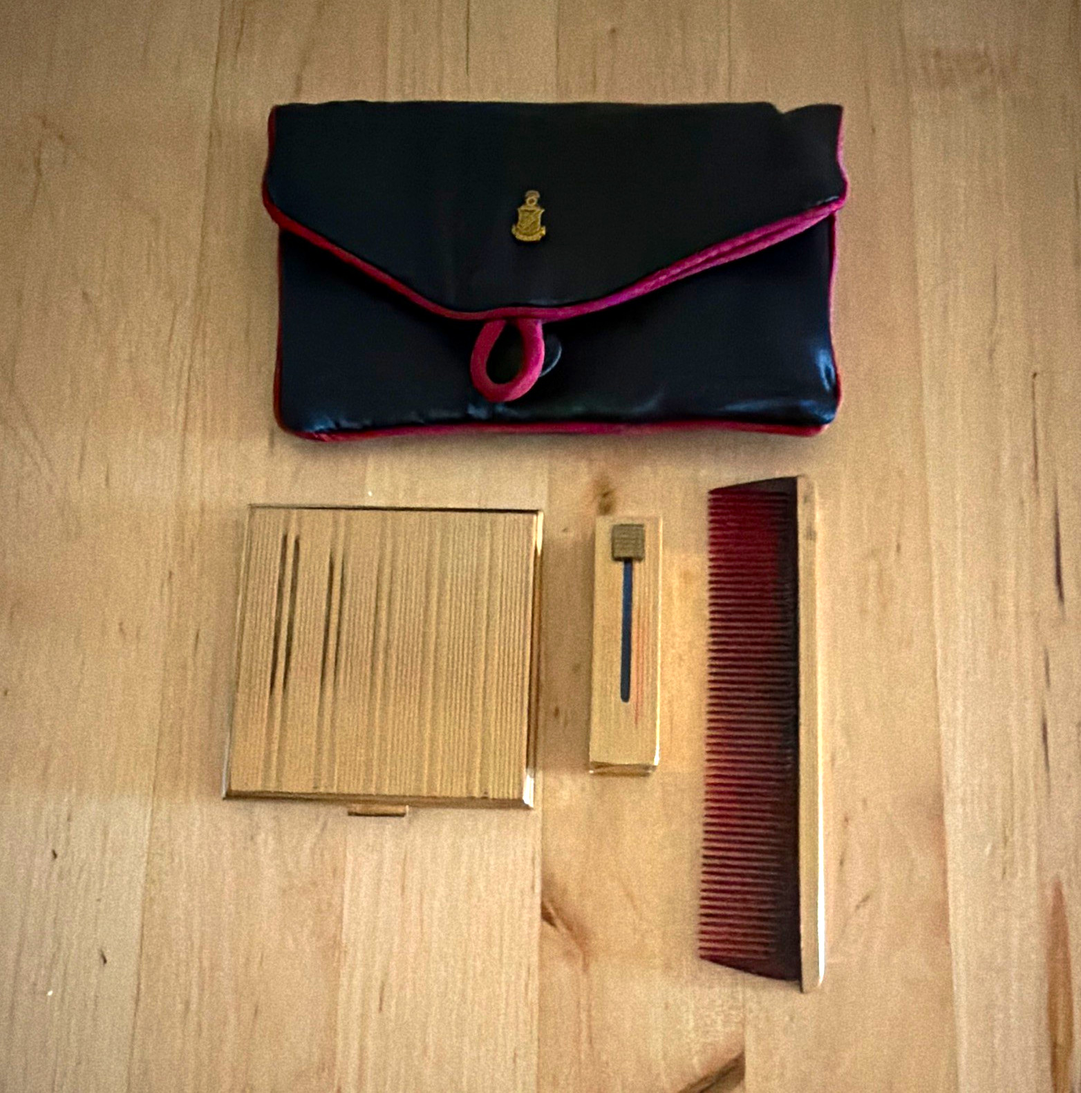 Vintage Women’s Black & Red Clutch Purse w/ Compact Mirror Lipstick Case Comb