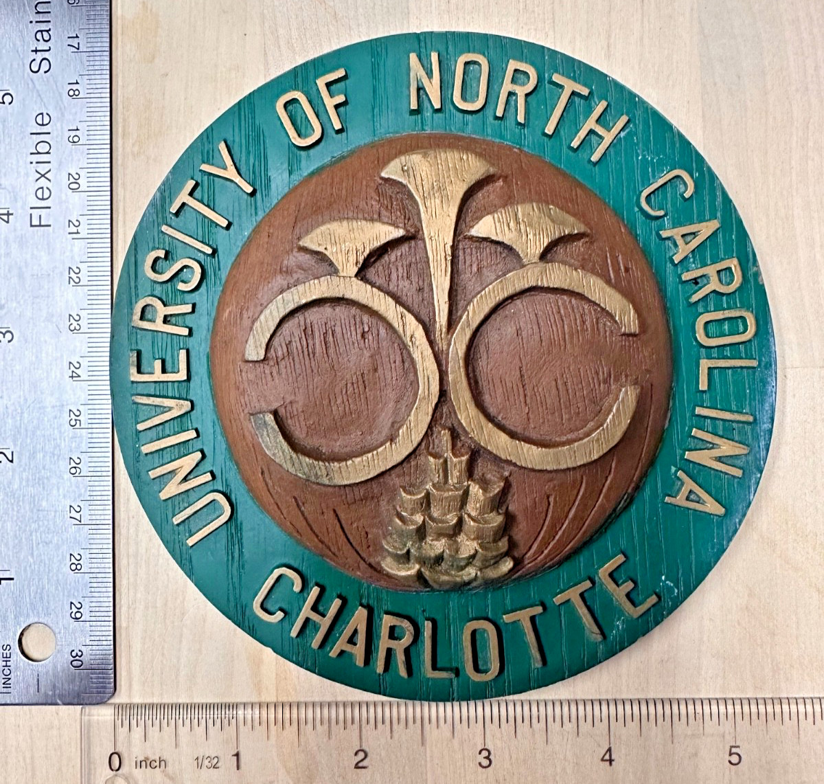 VINTAGE SEAL OF UNIVERSITY OF NORTH CAROLINA - RESIN WOOD GRAIN PLAQUE - UNIQUE VINTAGE SEAL OF UNIVERSITY OF NORTH CAROLINA - RESIN WOOD GRAIN PLAQUE - UNIQUE